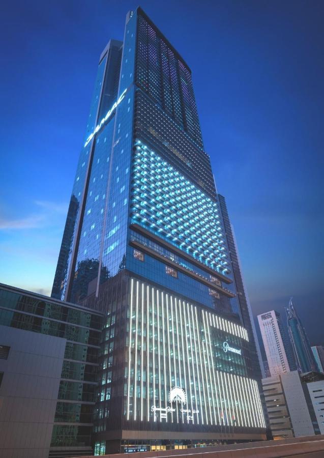 Paramount Hotel Midtown Dubaj Kültér fotó The hotel at night